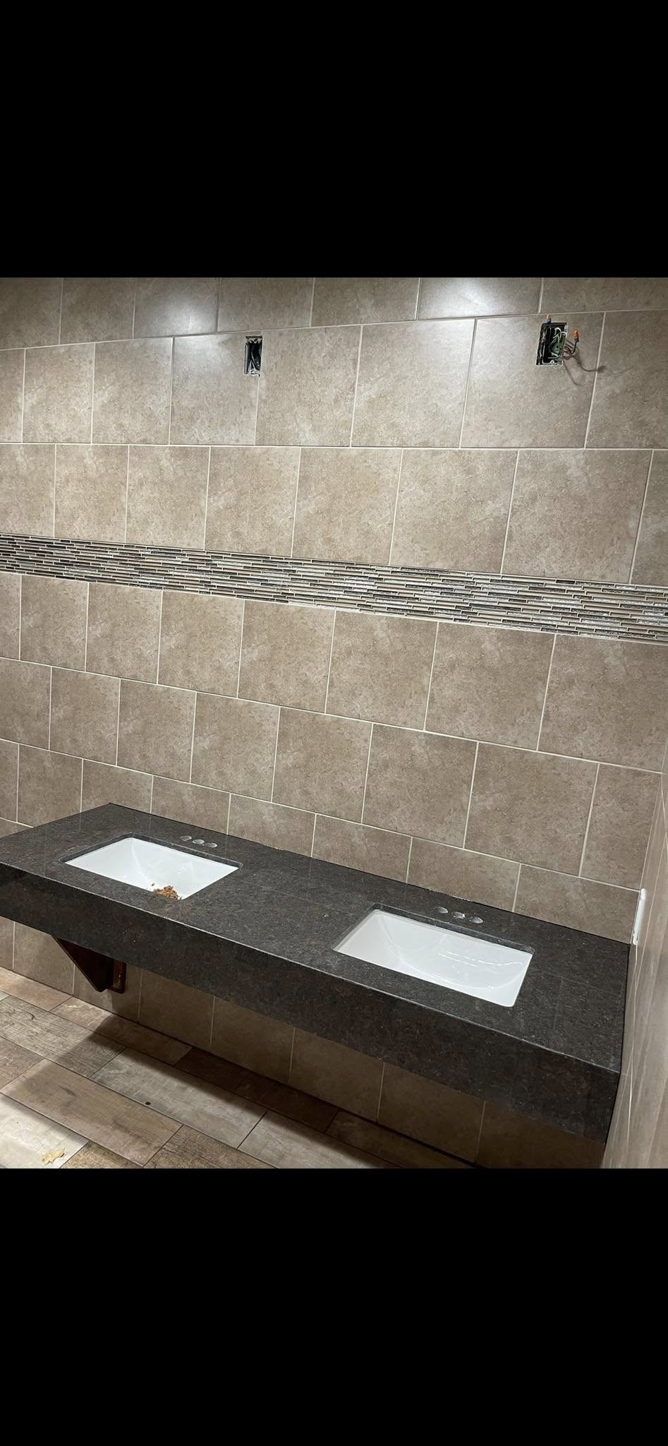 Actual JNL installation: stone-look bathroom wall tiles with a mosaic accent strip